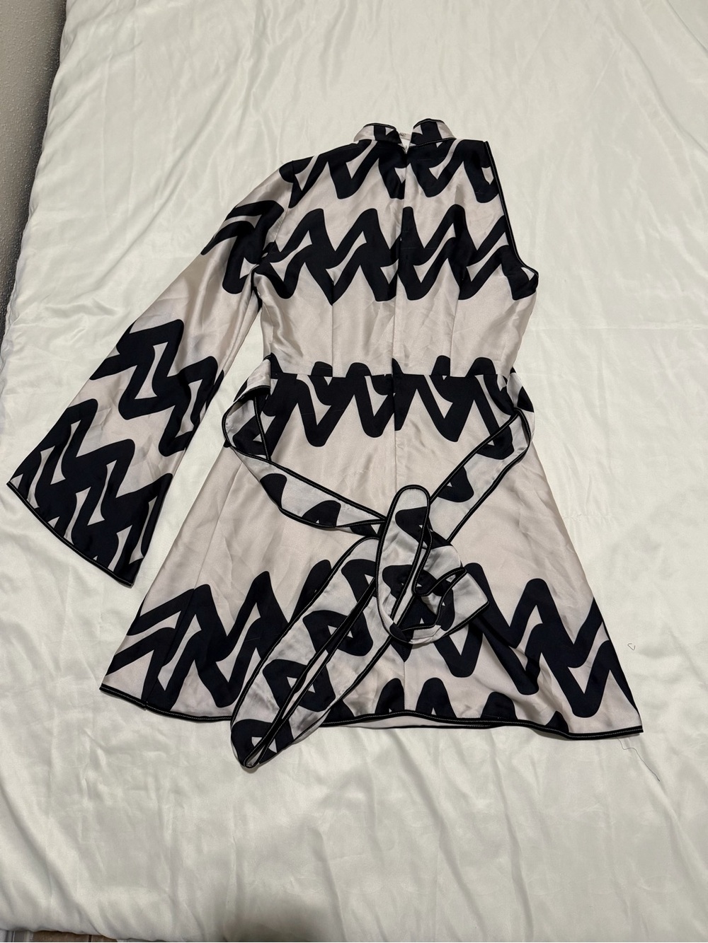 Alexis Cream and Black One-Shoulder Graphic Mini Dress, pre-owned, size small - Picture 8 of 9